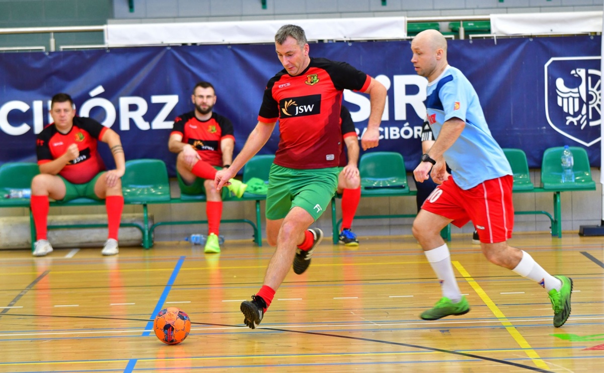 Rodzice młodych piłkarzy rywalizowali w hali OSiR Racibórz [FOTO] - Serwis informacyjny z Raciborza - naszraciborz.pl