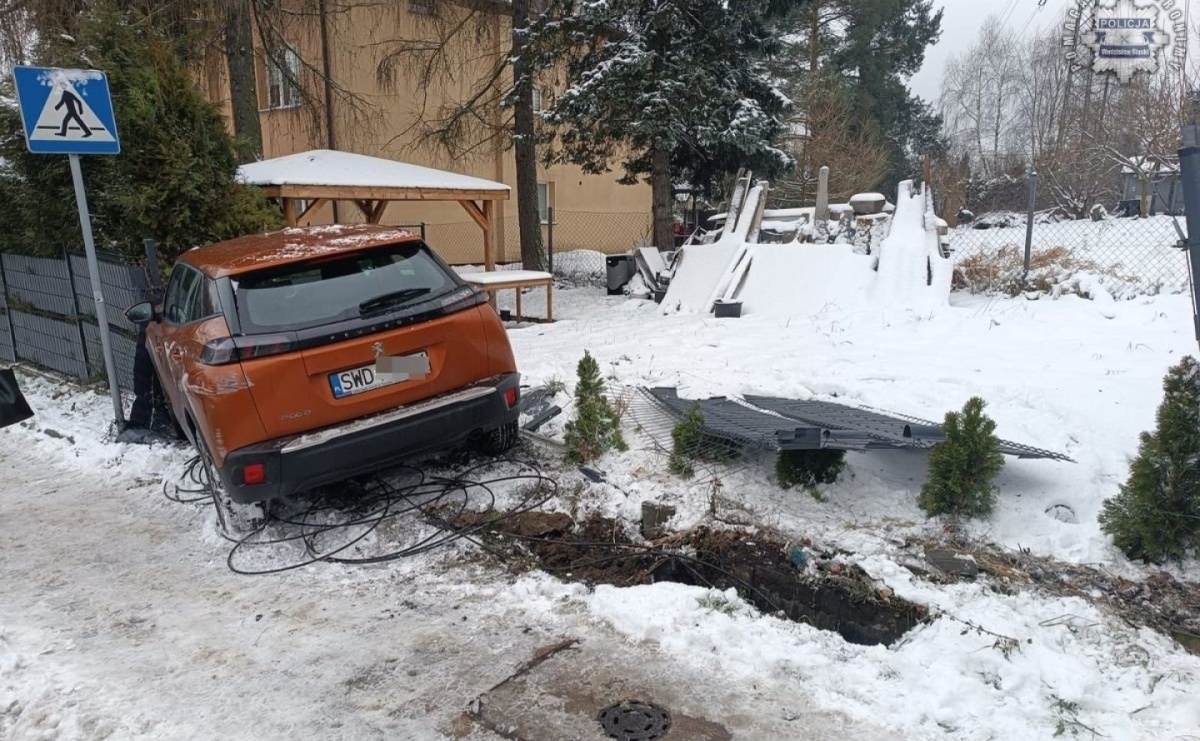 Pijana w sztok wsiadła za kierownicę. Wjechała w ogrodzenie - Serwis informacyjny z Wodzisławia Śląskiego - naszwodzislaw.com