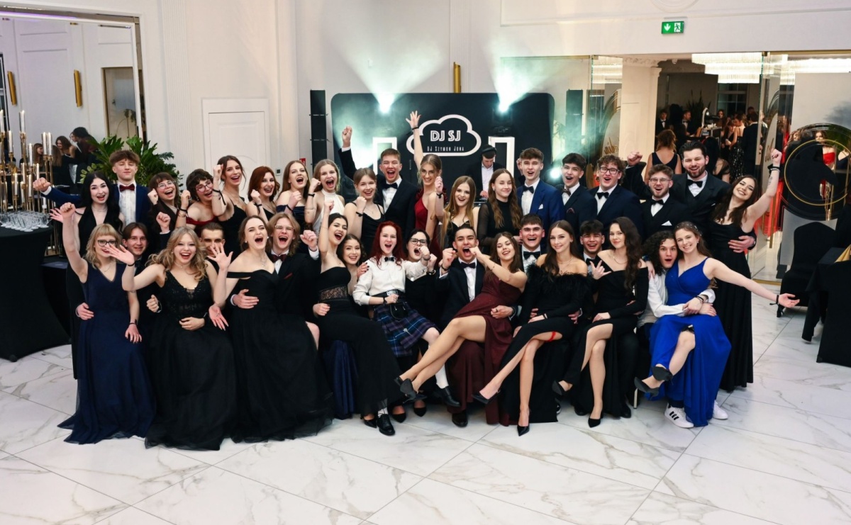 Uczniowie Tischnera świętują studniówkę w wielkim stylu - Serwis informacyjny z Wodzisławia Śląskiego - naszwodzislaw.com