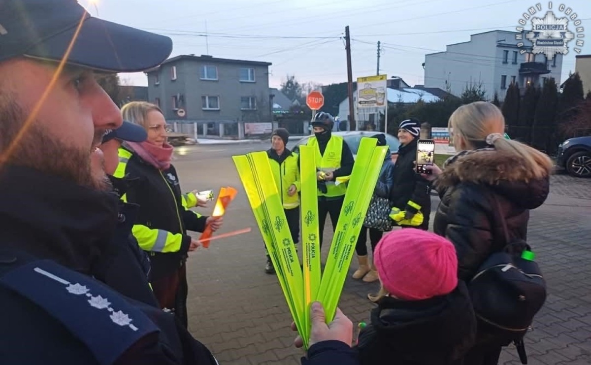 Jak dobrze Cię widzieć. Wodzisławscy policjanci zadbali, aby piesi w Godowie byli widoczni - Serwis informacyjny z Raciborza - naszraciborz.pl