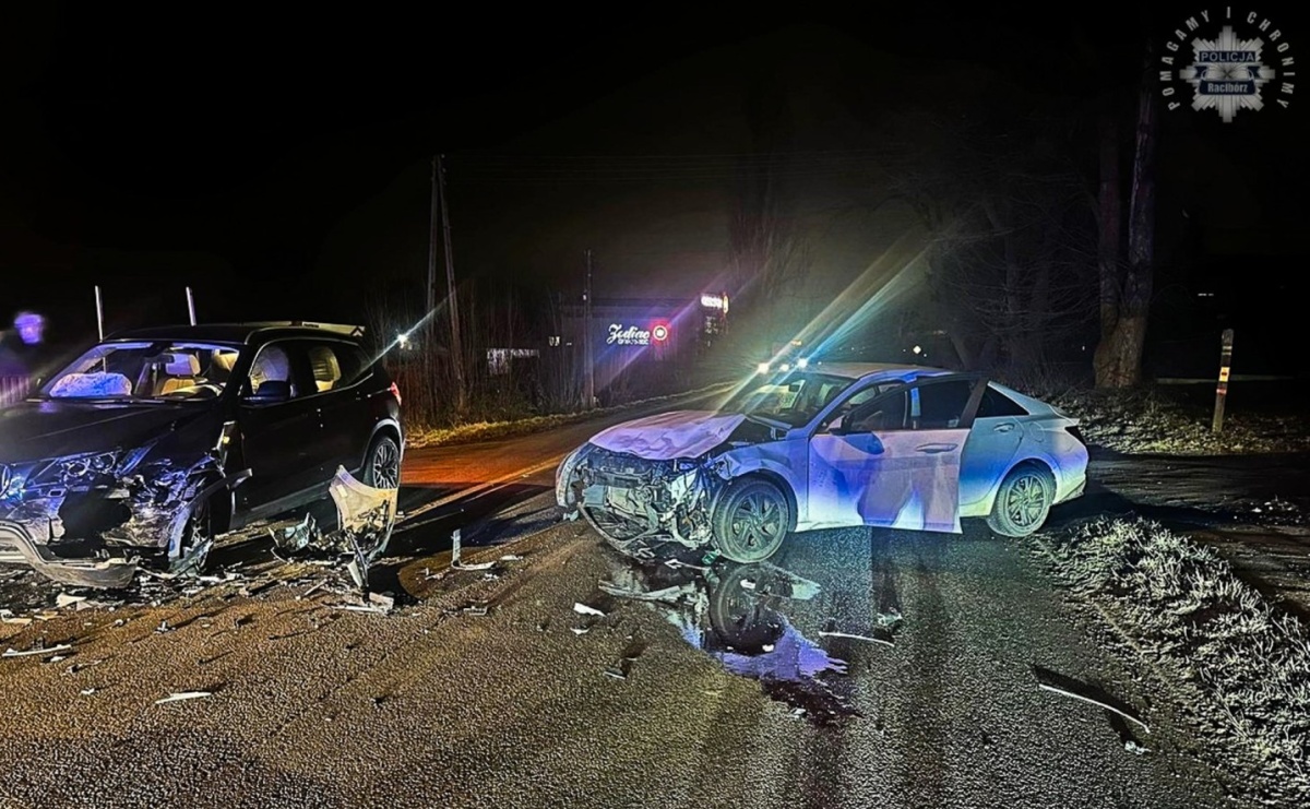 Groźny wypadek w Rzuchowie. Trzy osoby w szpitalu [FOTO] - Serwis informacyjny z Raciborza - naszraciborz.pl