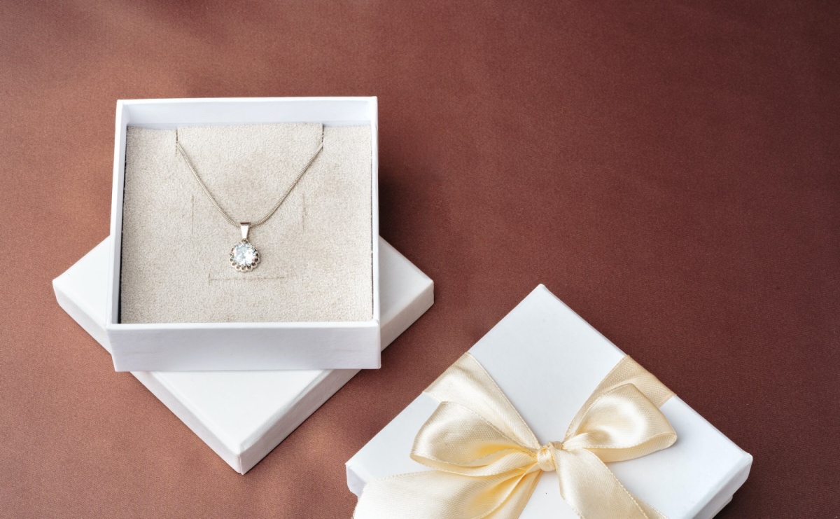 Jaki naszyjnik wybrać na prezent – TOP 5 modeli - Serwis informacyjny z Raciborza - naszraciborz.pl