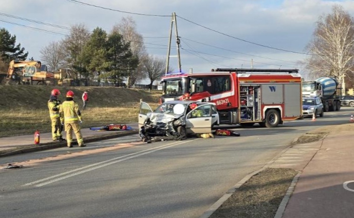 Zasłabła za kierownicą i wyjechała na czołówkę. Trzy osoby trafiły do szpitala - Serwis informacyjny z Raciborza - naszraciborz.pl