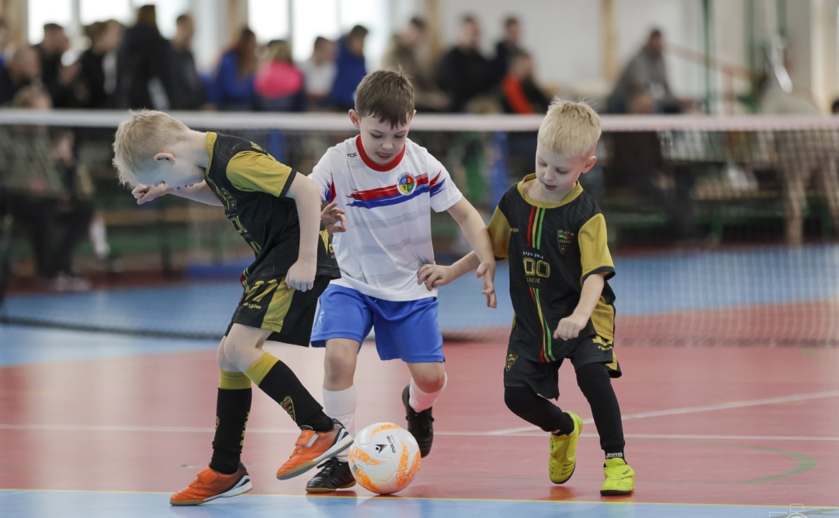 Zacięta rywalizacja młodych piłkarzy w Krzanowicach [FOTO] - Serwis informacyjny z Raciborza - naszraciborz.pl
