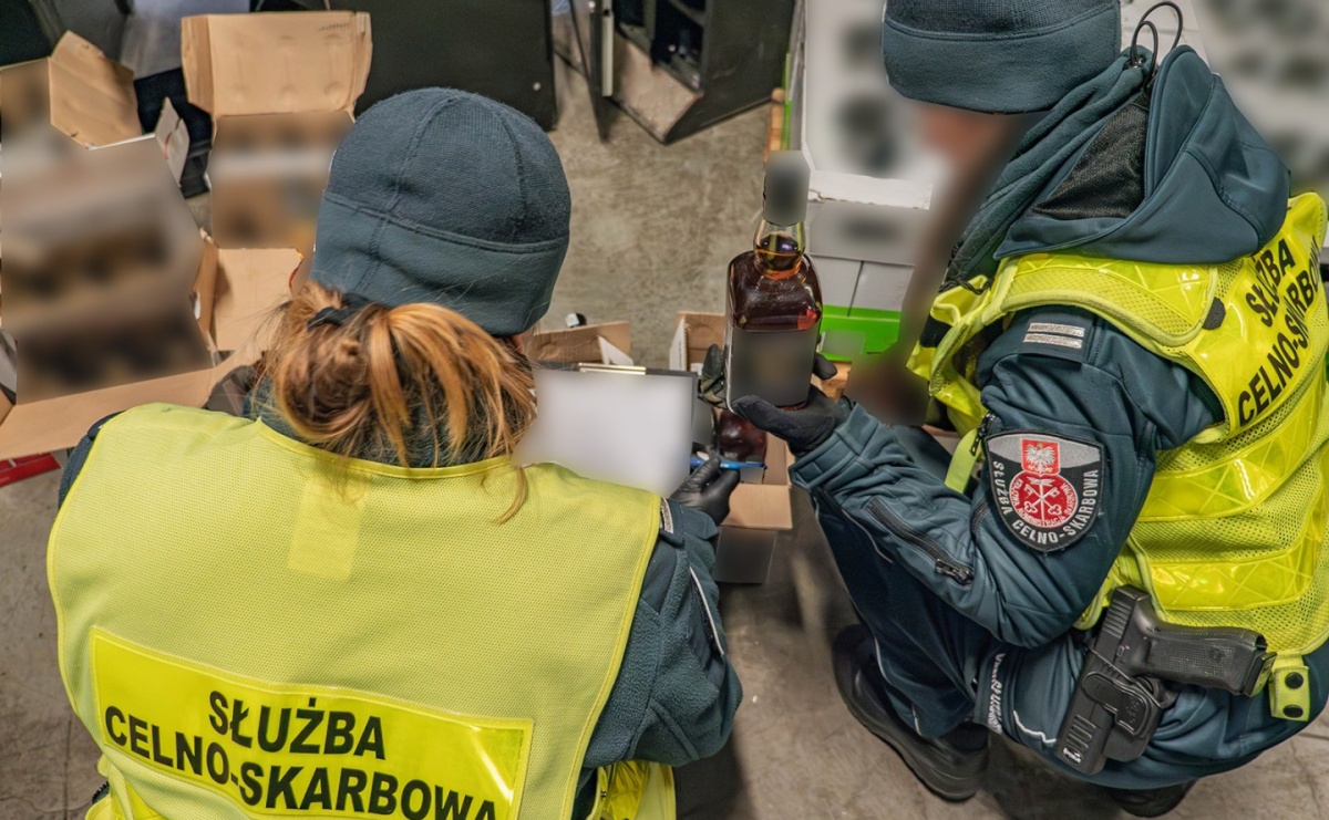 Śląska KAS zatrzymała ponad 350 litrów alkoholu w estońskiej ciężarówce - Serwis informacyjny z Raciborza - naszraciborz.pl