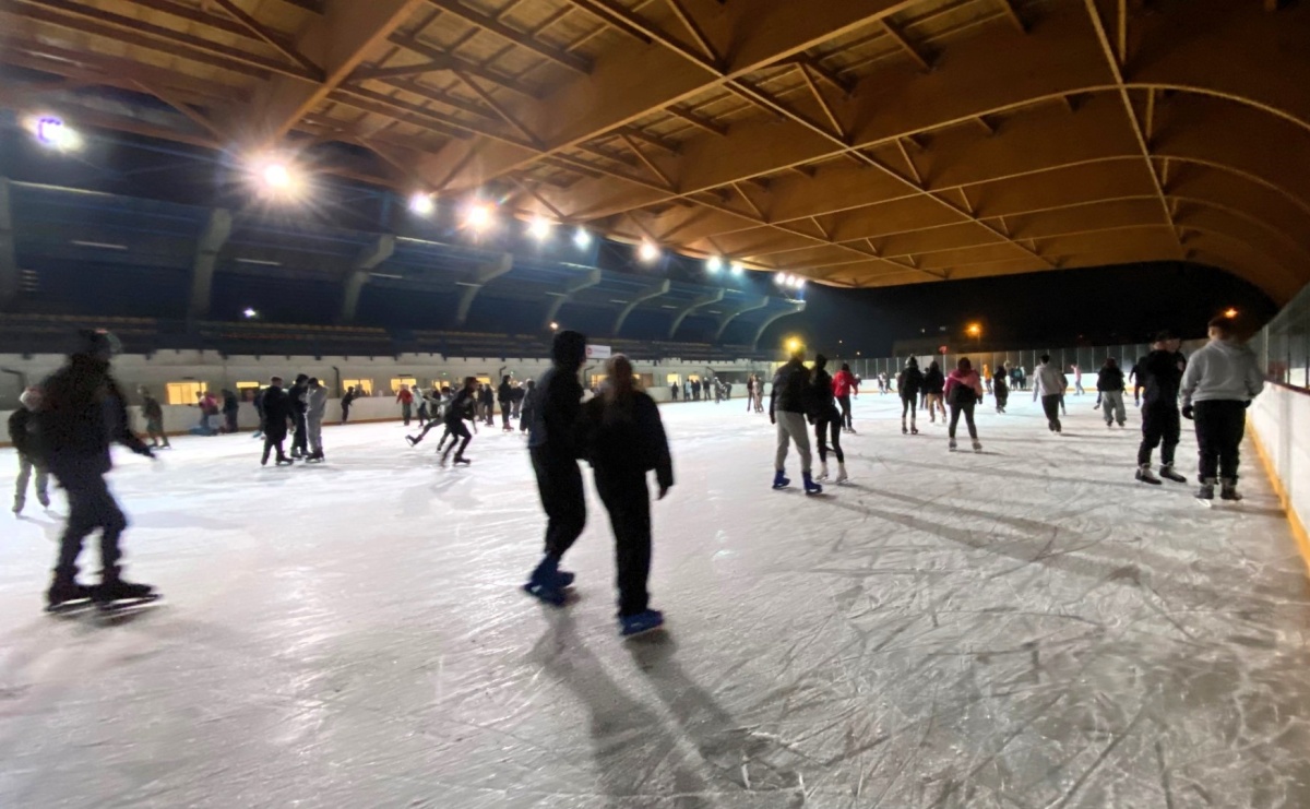 Sezon na lodowisku w Pszowie z dobrą frekwencją - Serwis informacyjny z Raciborza - naszraciborz.pl
