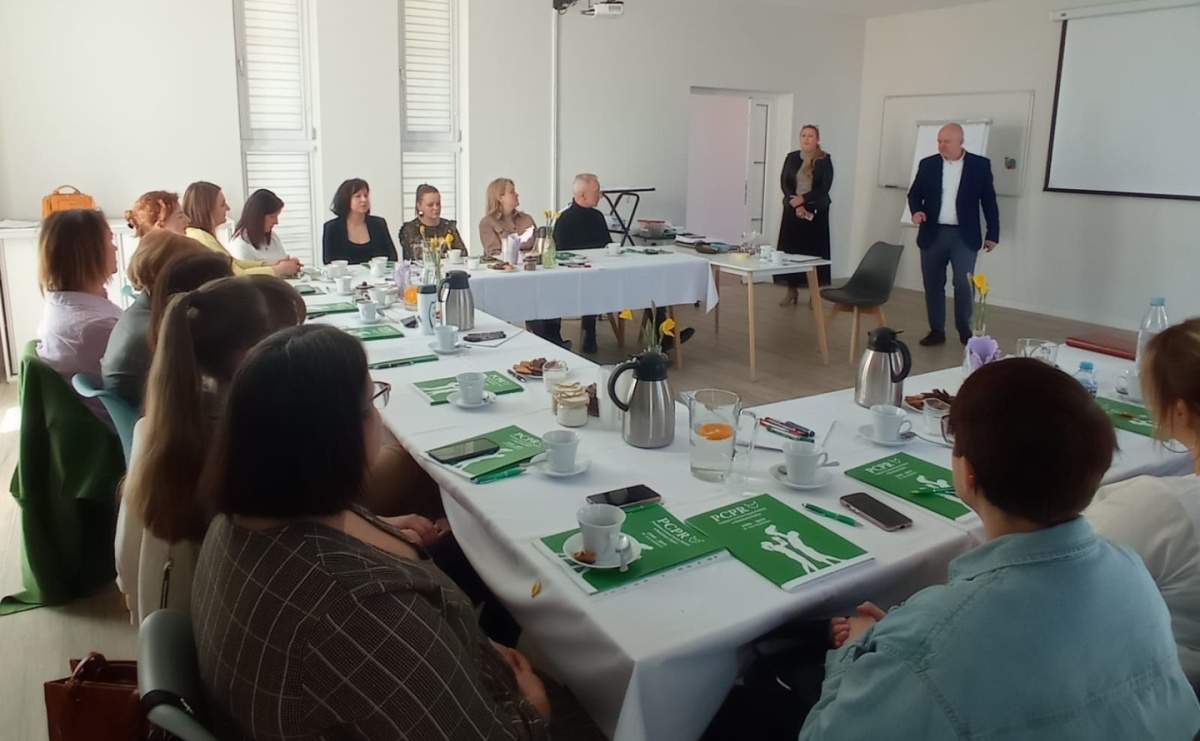 Dyskutowali, jak pomagać dzieciom i rodzinom w kryzysie - Serwis informacyjny z Raciborza - naszraciborz.pl