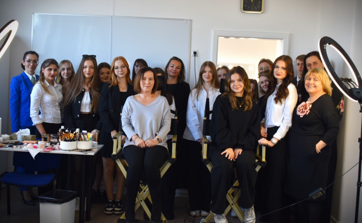 Nowa pracownia wizażu w Zespole Szkół Licealnych i Technicznych w Rydułtowach - Serwis informacyjny z Raciborza - naszraciborz.pl