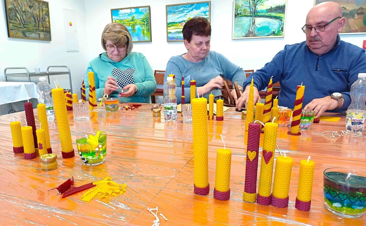 Seniorzy z Polski i Czech uczyli sie produkcji świec - Serwis informacyjny z Raciborza - naszraciborz.pl