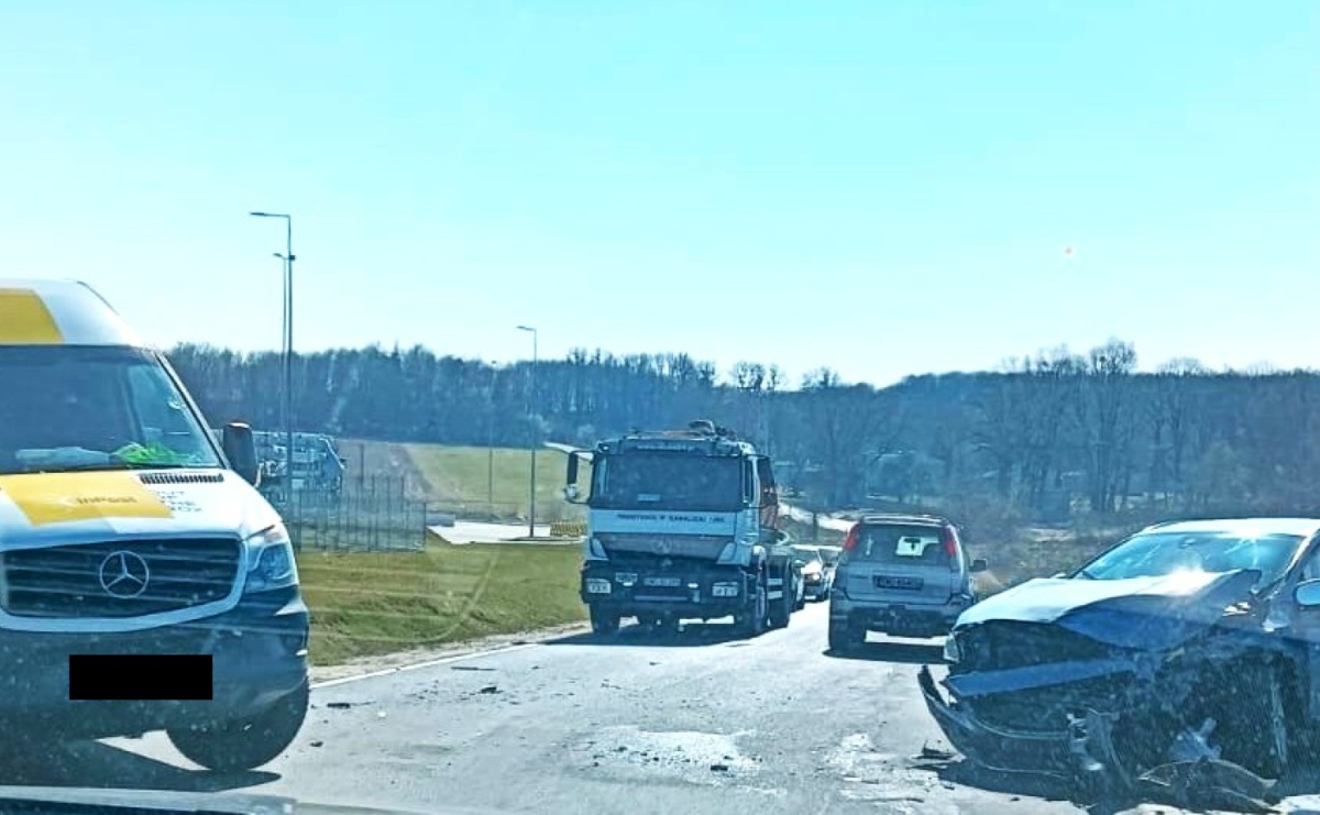 Mercedes i volvo zderzyły się przy Eko-Oknach - Serwis informacyjny z Raciborza - naszraciborz.pl