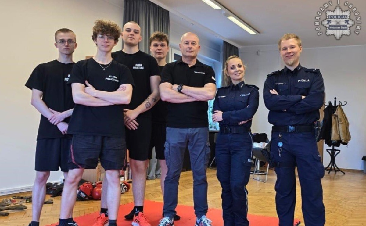 Kadeci wspierani przez policjantów zachęcali ósmoklasistów do wyboru klasy mundurowej - Serwis informacyjny z Wodzisławia Śląskiego - naszwodzislaw.com