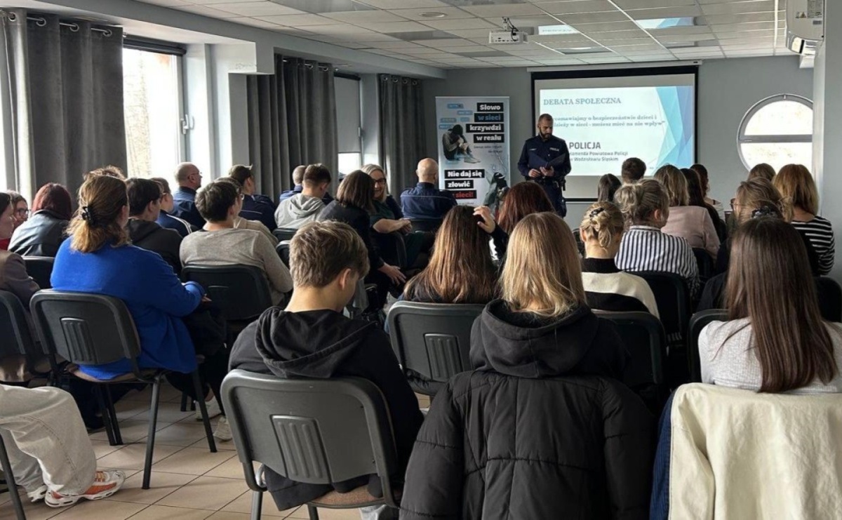 Hejt, oszustwa, cyberprzemoc. Debata społeczna w Rydułtowach - Serwis informacyjny z Raciborza - naszraciborz.pl