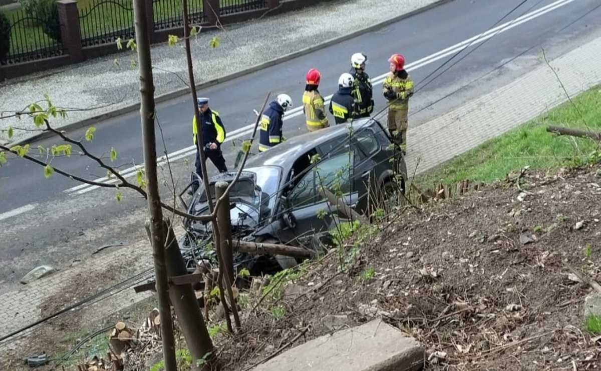 Groźne zdarzenie w Pszowie. Renault uderzyło w słup. Autem podróżowało pięć osób, w tym trójka dzieci - Serwis informacyjny z Raciborza - naszraciborz.pl