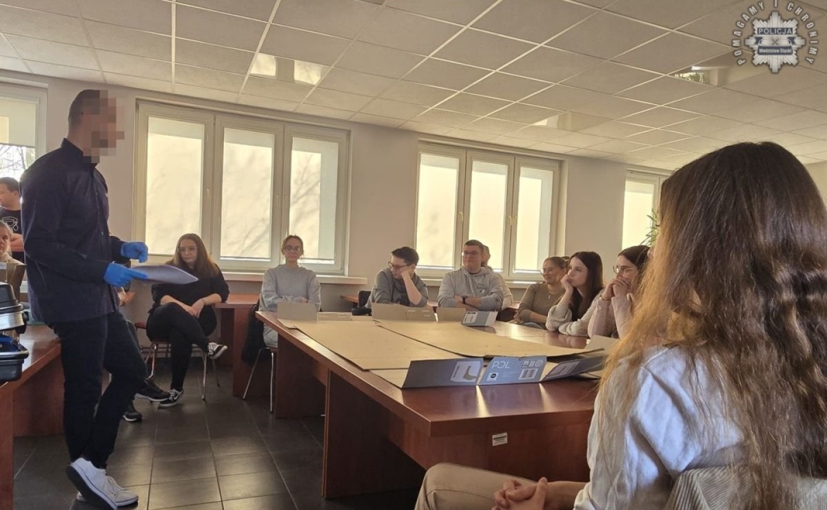 Studenci z Rybnika poznali tajniki pracy technika kryminalistyki - Serwis informacyjny z Raciborza - naszraciborz.pl