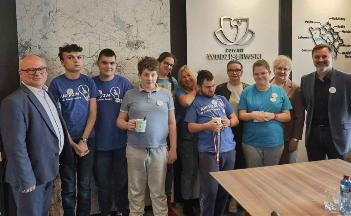 Niebieskie igrzyska i niespodziewana wizyta w starostwie na Dzień Świadomości Autyzmu [FOTO] - Serwis informacyjny z Raciborza - naszraciborz.pl