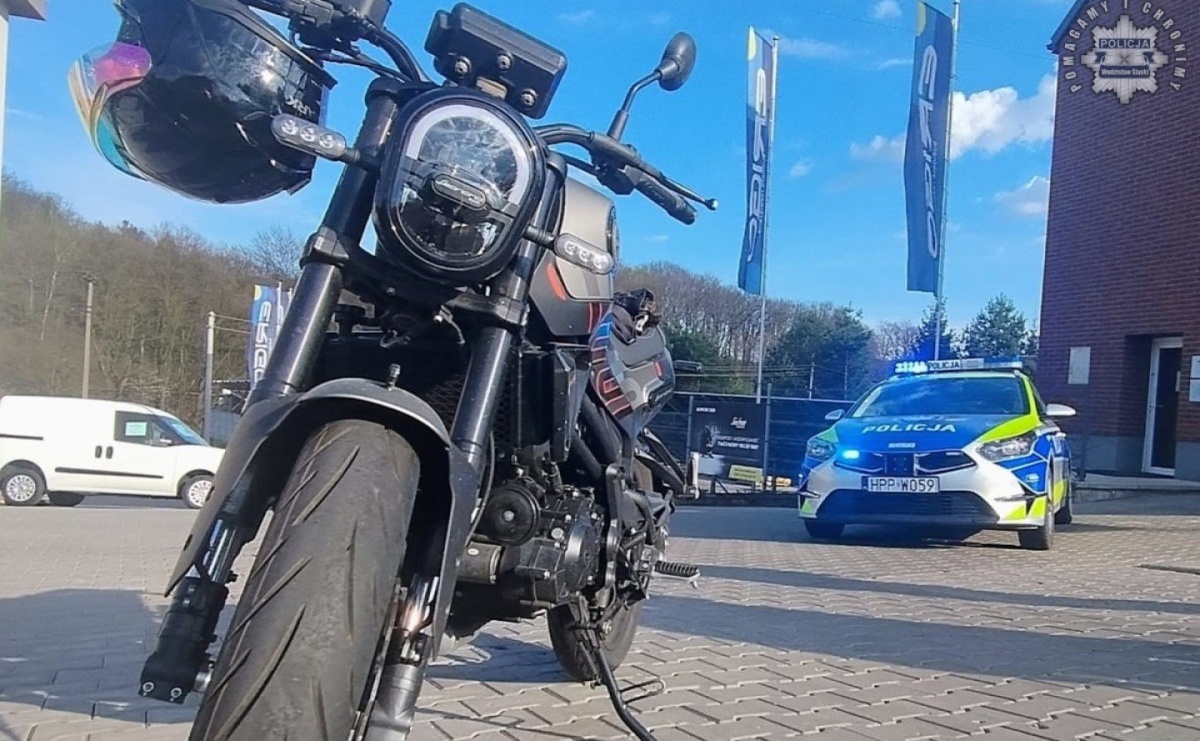 Policjanci pomogli motocyklistce. Znaleźli też winnego niebezpiecznej plamy oleju na skrzyżowaniu - Serwis informacyjny z Raciborza - naszraciborz.pl