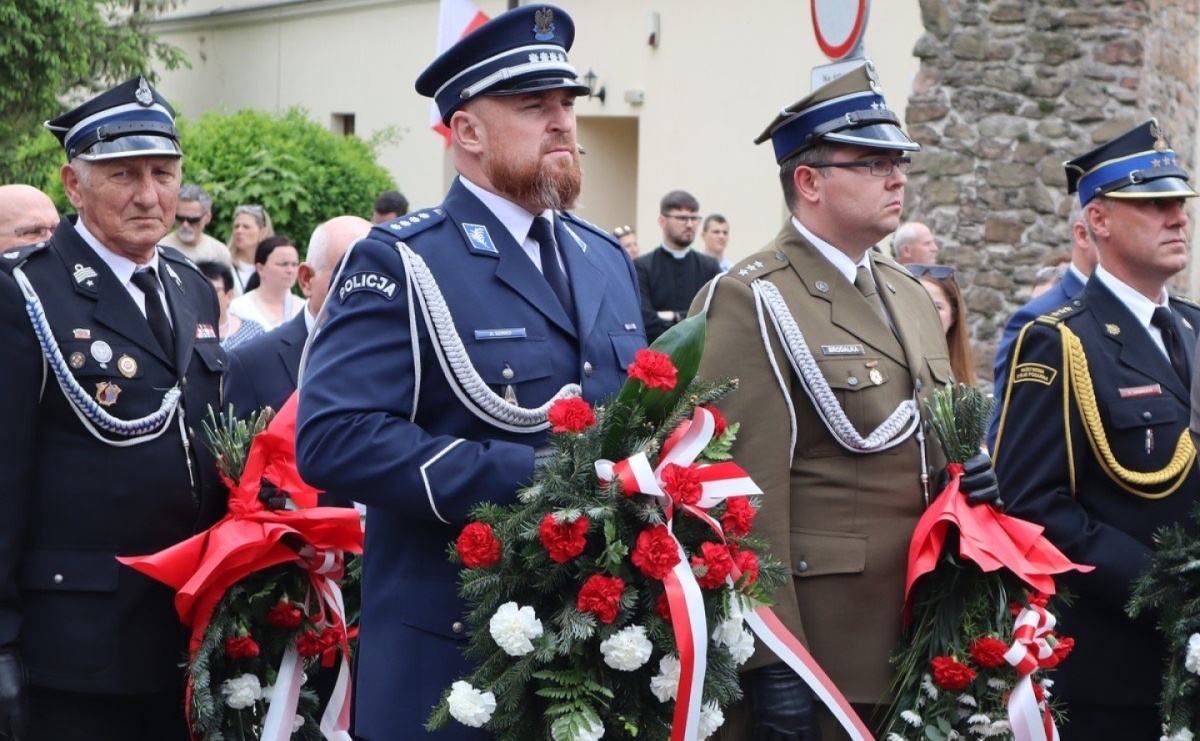 Obchody rocznicy uchwalenia Konstytucji 3 Maja z udziałem wodzisławskich policjantów - Serwis informacyjny z Raciborza - naszraciborz.pl