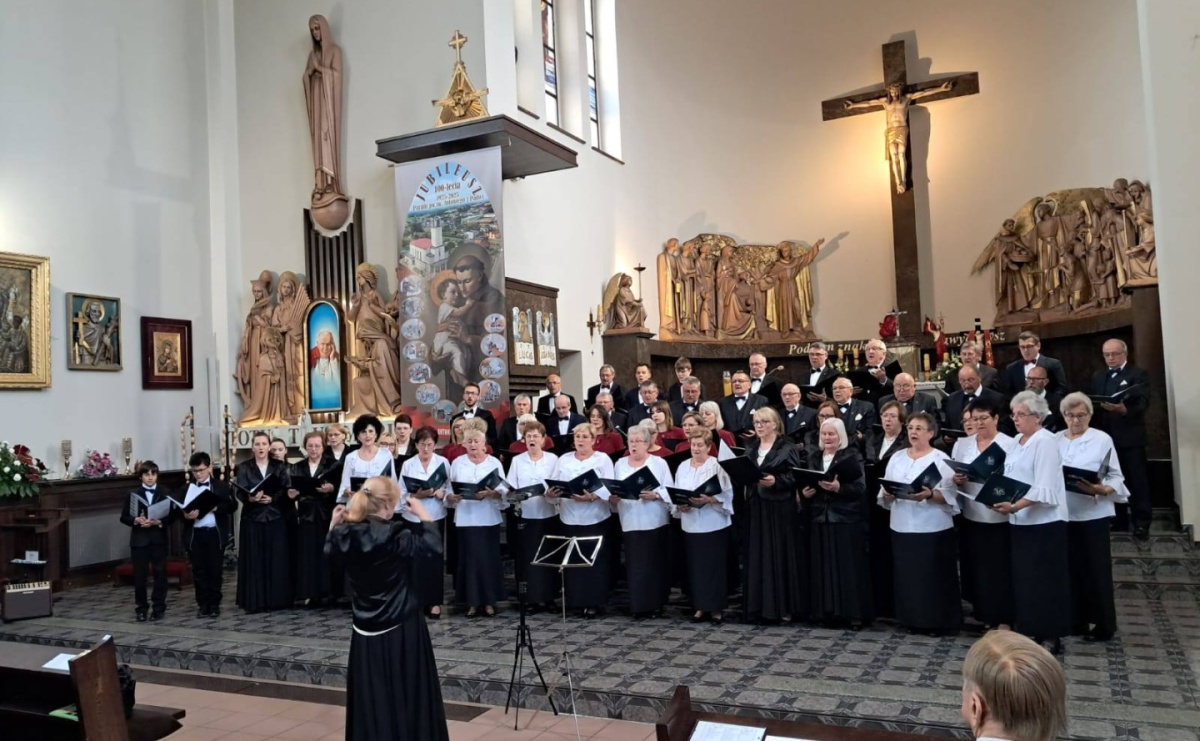 Majowe śpiewanie dla Matki Boskiej w Syryni - Serwis informacyjny z Raciborza - naszraciborz.pl