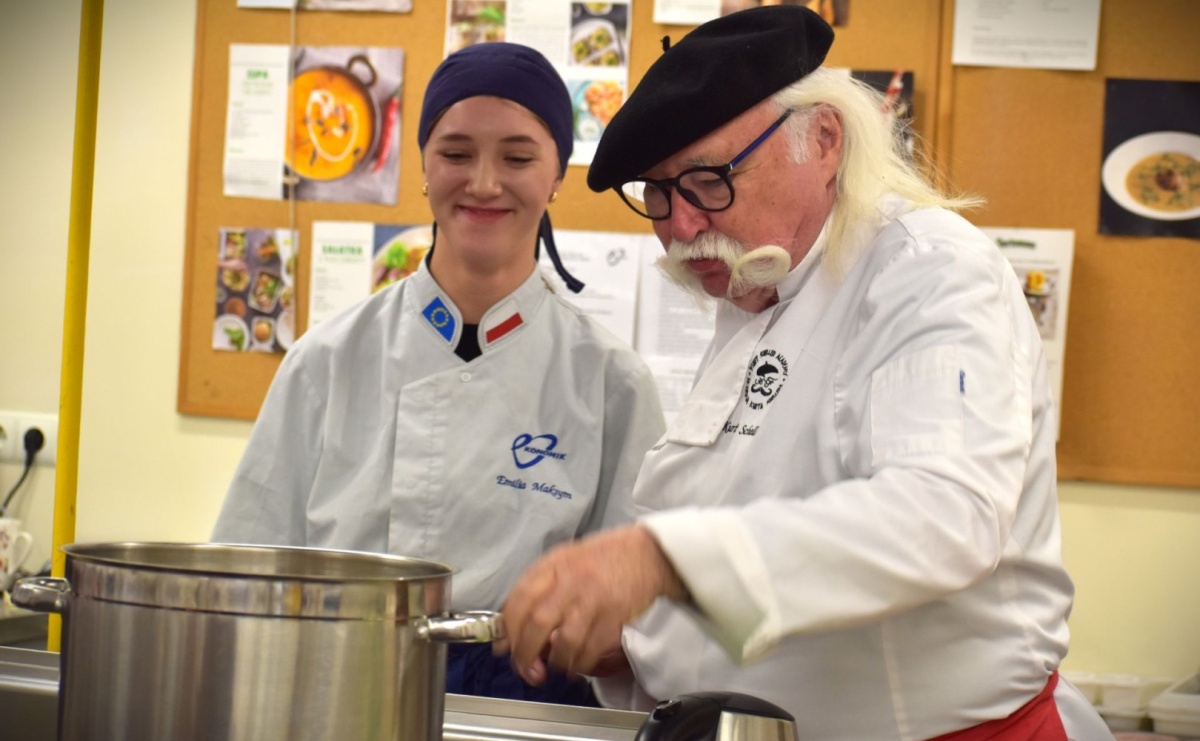 Kurt Scheller uczył uczniów Ekonomika gotowania  [FOTO] - Serwis informacyjny z Raciborza - naszraciborz.pl