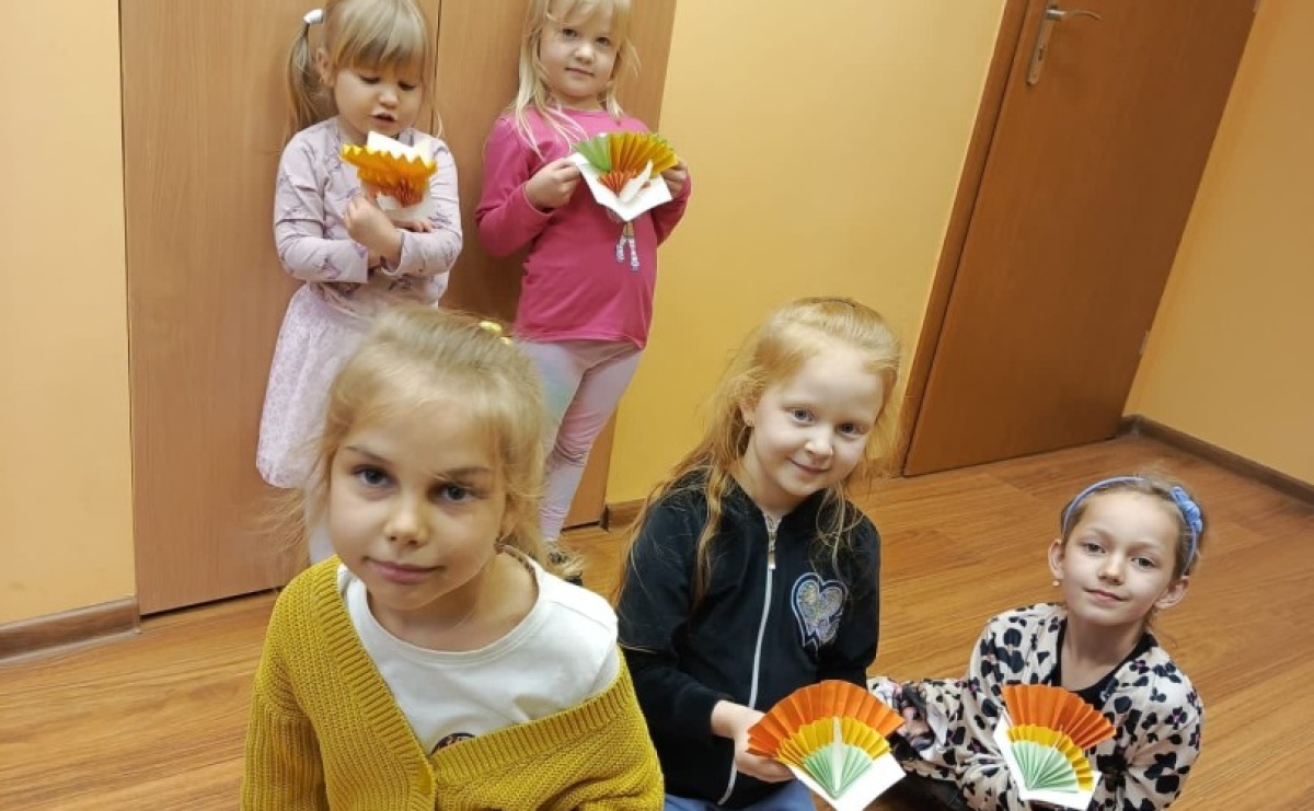 Kolorowe pawie w Grabówce – twórcze zajęcia plastyczne dla najmłodszych - Serwis informacyjny z Raciborza - naszraciborz.pl