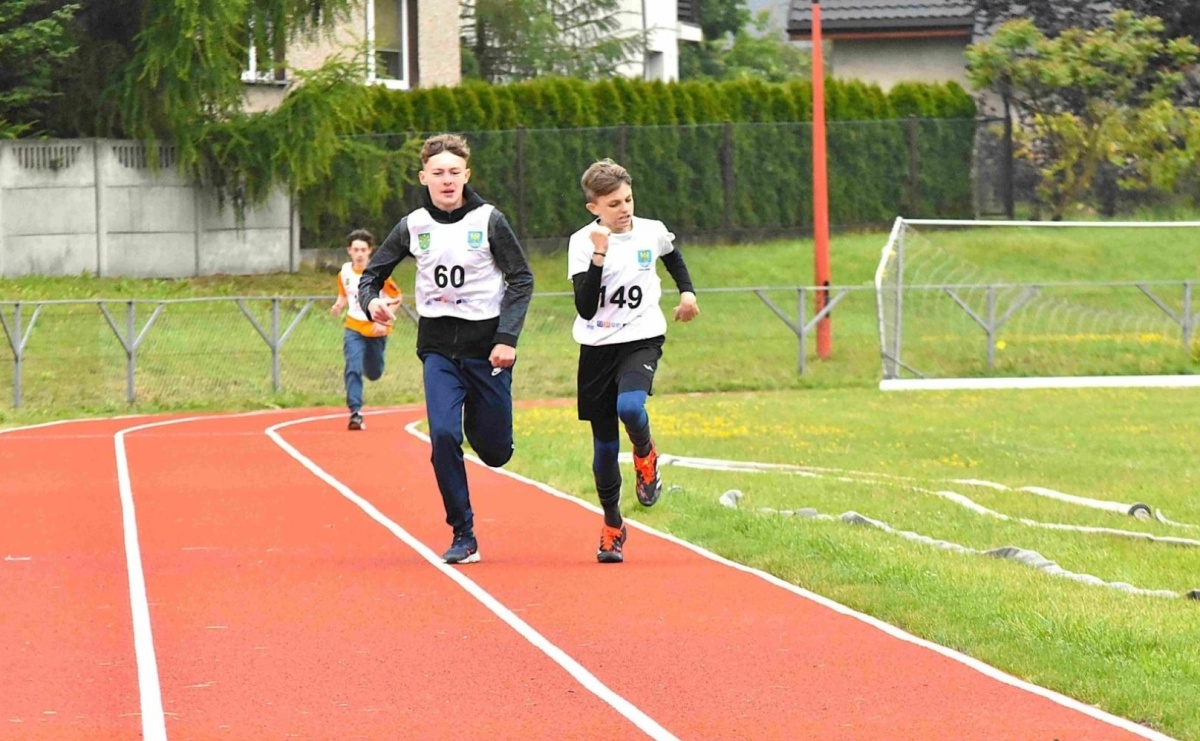 Młodzież przetestowała nową bieżnię w Godowie [FOTO] - Serwis informacyjny z Raciborza - naszraciborz.pl