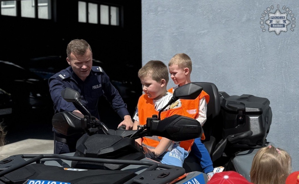 Przedszkolaki z Radlina z wizytą w Komendzie Policji w Raciborzu - Serwis informacyjny z Raciborza - naszraciborz.pl