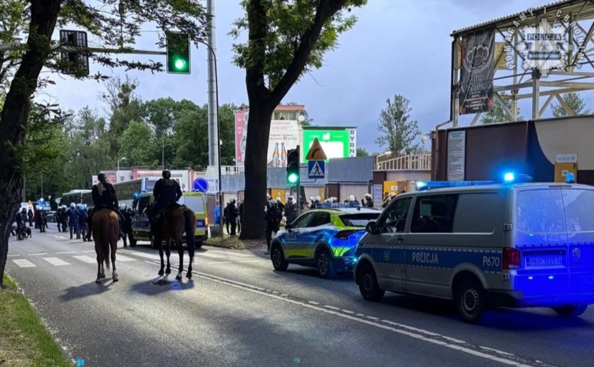 Śląscy policjanci dbali o bezpieczeństwo kibiców w Rybniku - Serwis informacyjny z Raciborza - naszraciborz.pl