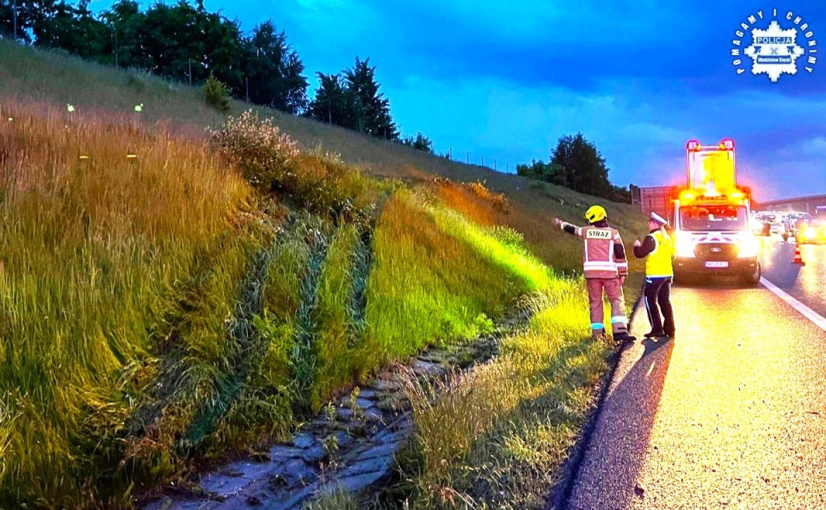 Autostradowa szarża zakończona wypadnięciem z drogi - Serwis informacyjny z Raciborza - naszraciborz.pl