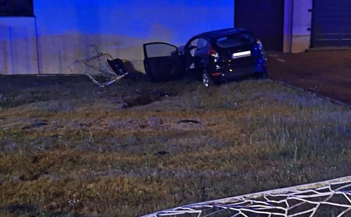 Ściął ogrodzenie i wjechał w budynek. Cud, że nikt nie ucierpiał - Serwis informacyjny z Raciborza - naszraciborz.pl