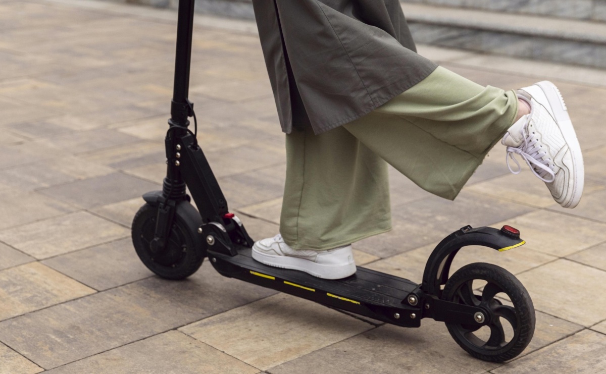 Hulajnogi elektryczne. Pamiętaj o zasadach bezpiecznego korzystania - Serwis informacyjny z Raciborza - naszraciborz.pl