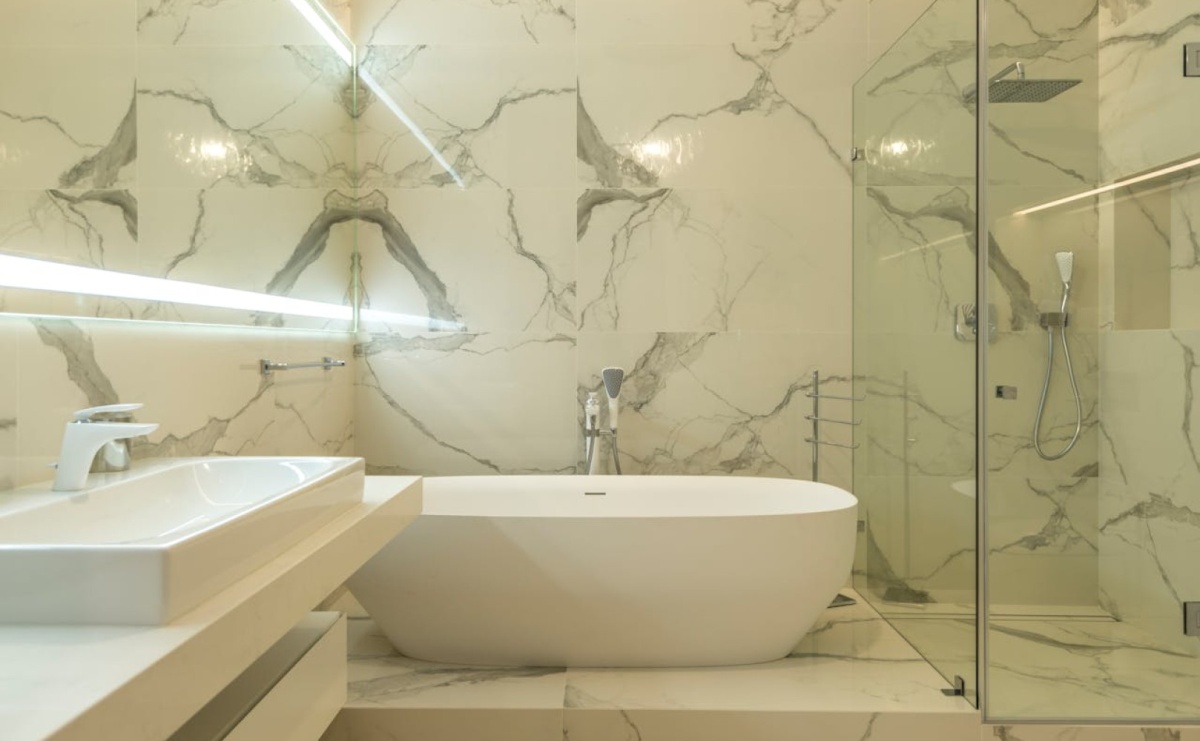 Montaż odpływów liniowych przyściennych — poradnik krok po kroku - Serwis informacyjny z Raciborza - naszraciborz.pl