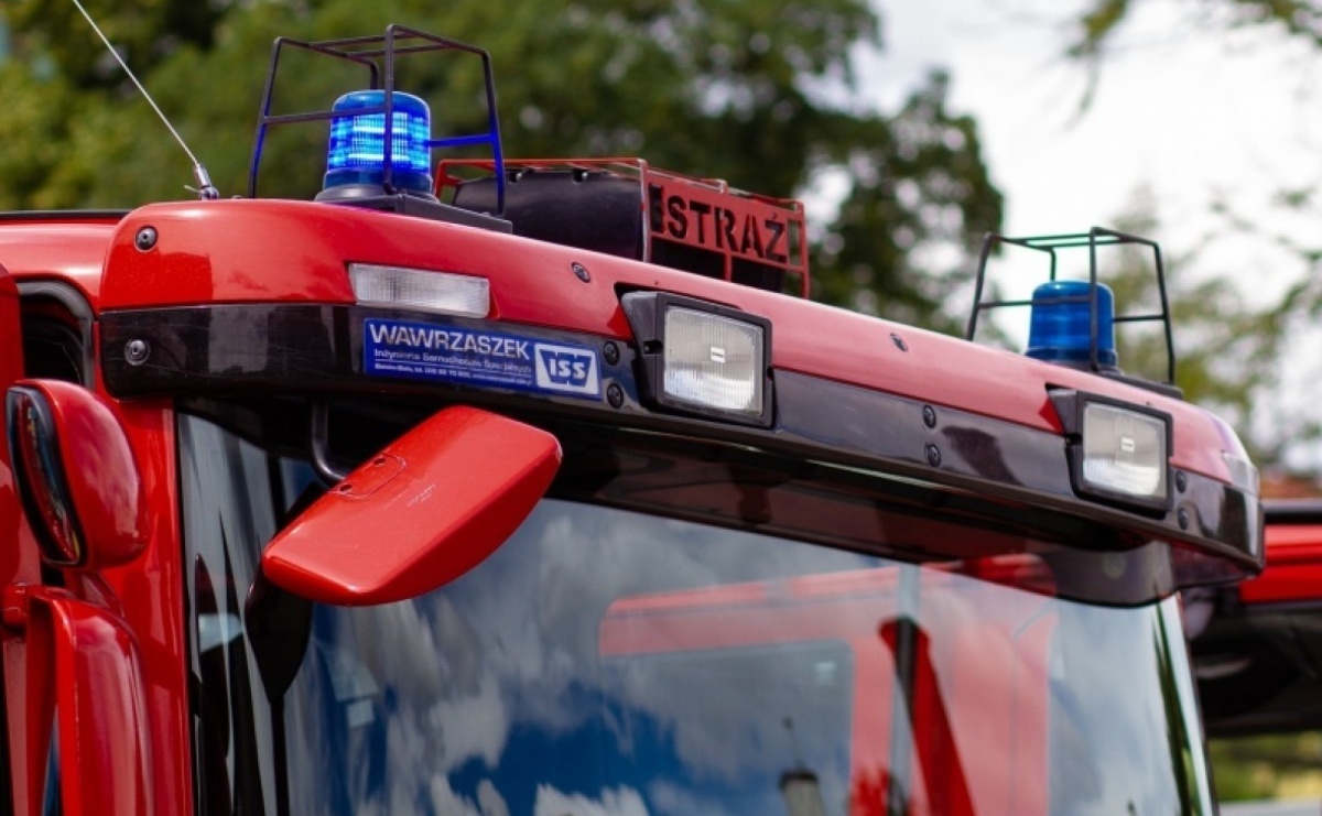 Ciężarówka zerwała przewody i przewróciła słup w Syryni - Serwis informacyjny z Raciborza - naszraciborz.pl