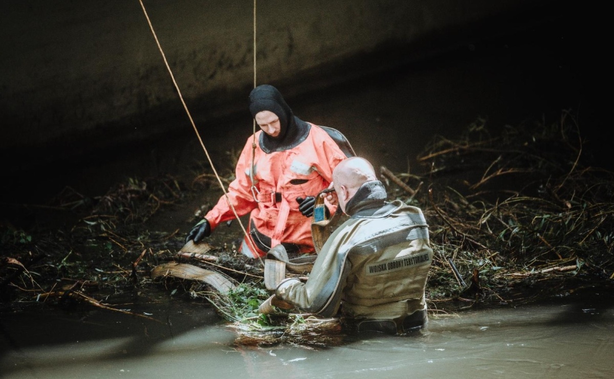 Żołnierze 13. Śląskiej Brygady Obrony Terytorialnej kolejną dobę walczą z żywiołem - Serwis informacyjny z Raciborza - naszraciborz.pl
