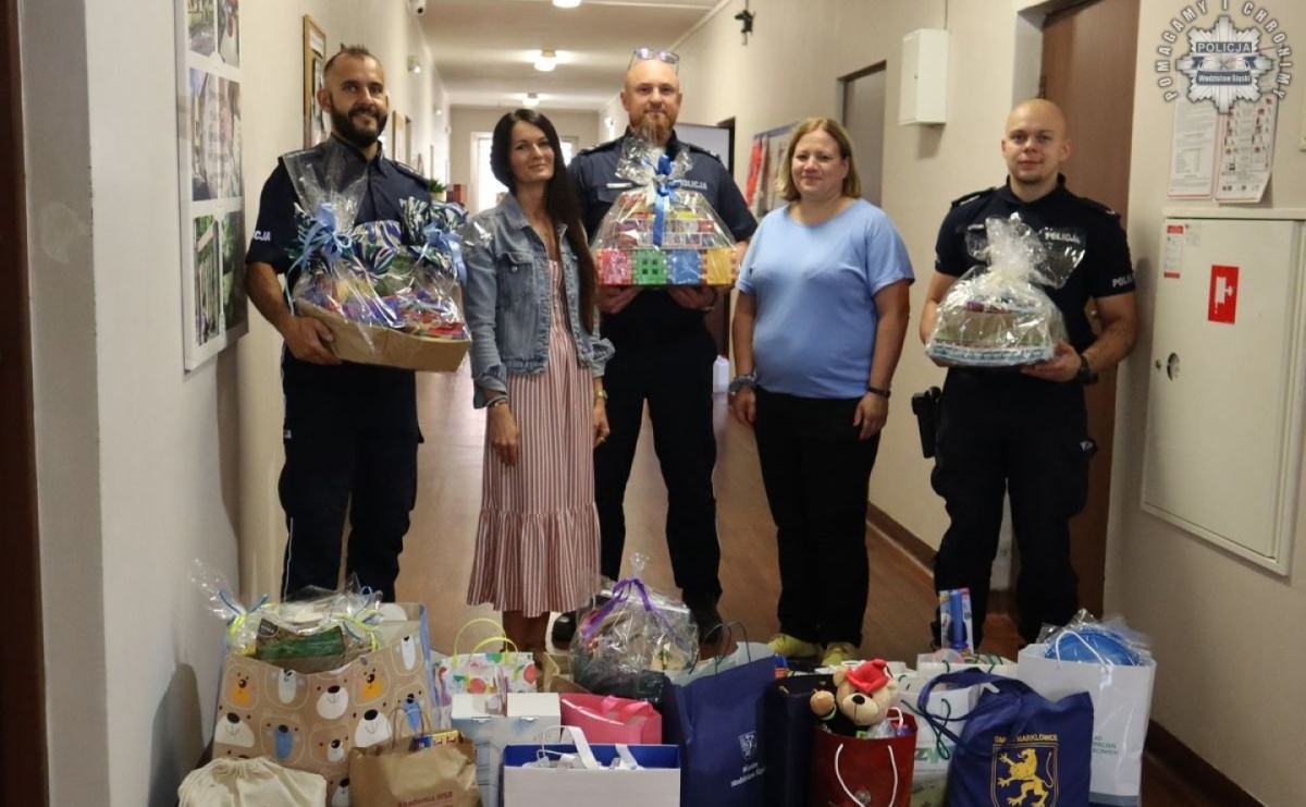 Słodycze, maskotki i przybory biurowe trafiły do podopiecznych placówek wychowawczych - Serwis informacyjny z Raciborza - naszraciborz.pl