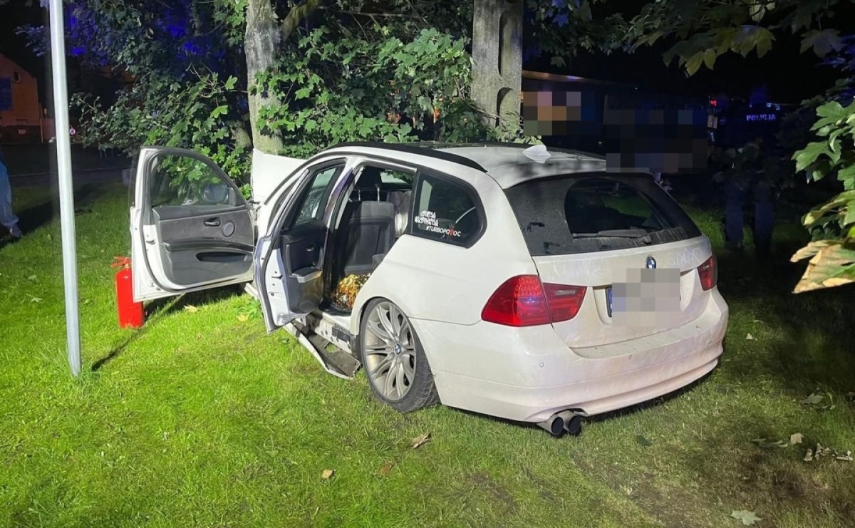 Jechała za szybko, straciła panowanie nad autem i uderzyła w drzewo - Serwis informacyjny z Raciborza - naszraciborz.pl