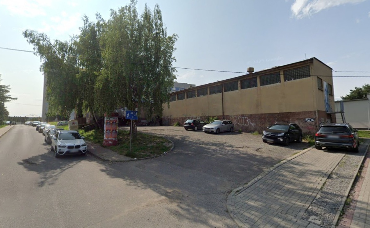 Rudera przy ulicy Radlińskiej w centrum uwagi. Radna Barbara Połednik interweniuje w sprawie niszczejącego budynku - Serwis informacyjny z Raciborza - naszraciborz.pl