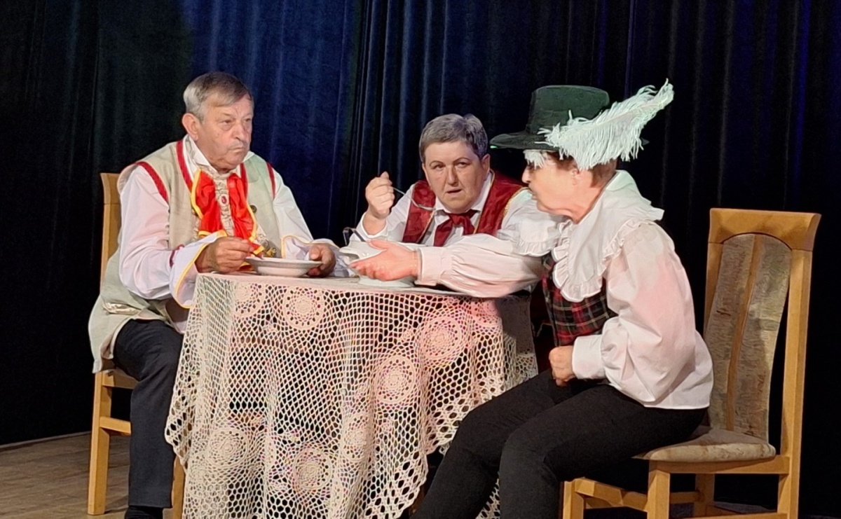 Fredro po śląsku i z humorem. Premiera teatru Kredens w Połomi [FOTO] - Serwis informacyjny z Raciborza - naszraciborz.pl