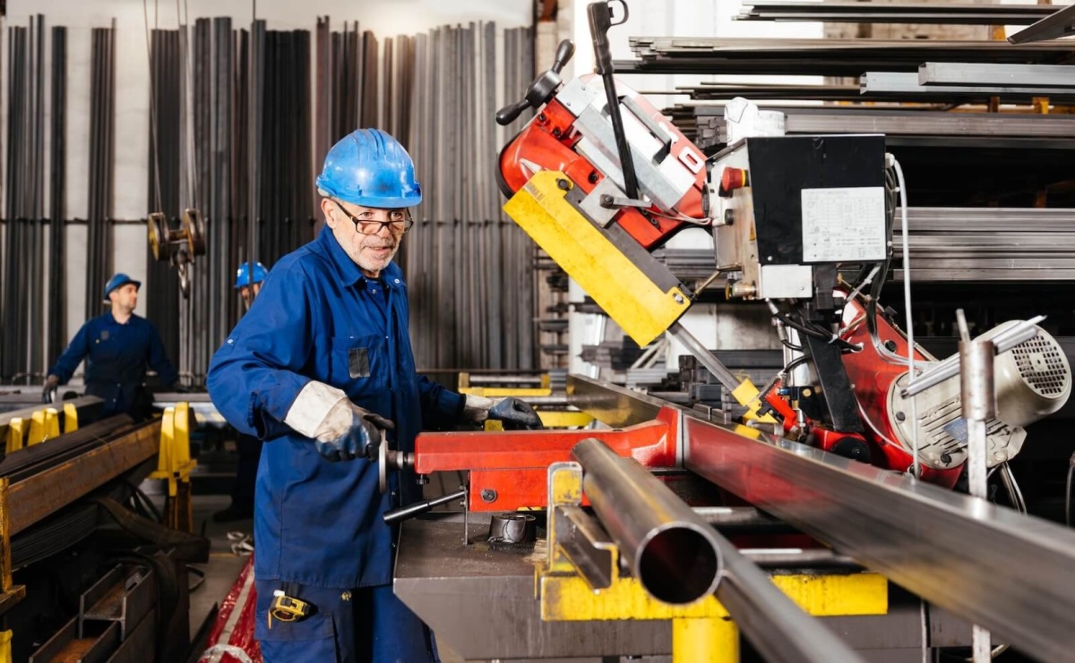 Na co zwrócić uwagę przy zakupie ręcznej przecinarki taśmowej do warsztatu - Serwis informacyjny z Raciborza - naszraciborz.pl