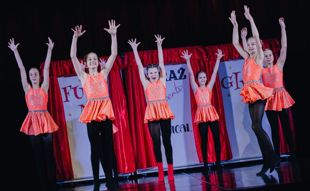 Taneczny poranek dla szkół i przedszkoli z zespołem Miraż - Serwis informacyjny z Raciborza - naszraciborz.pl