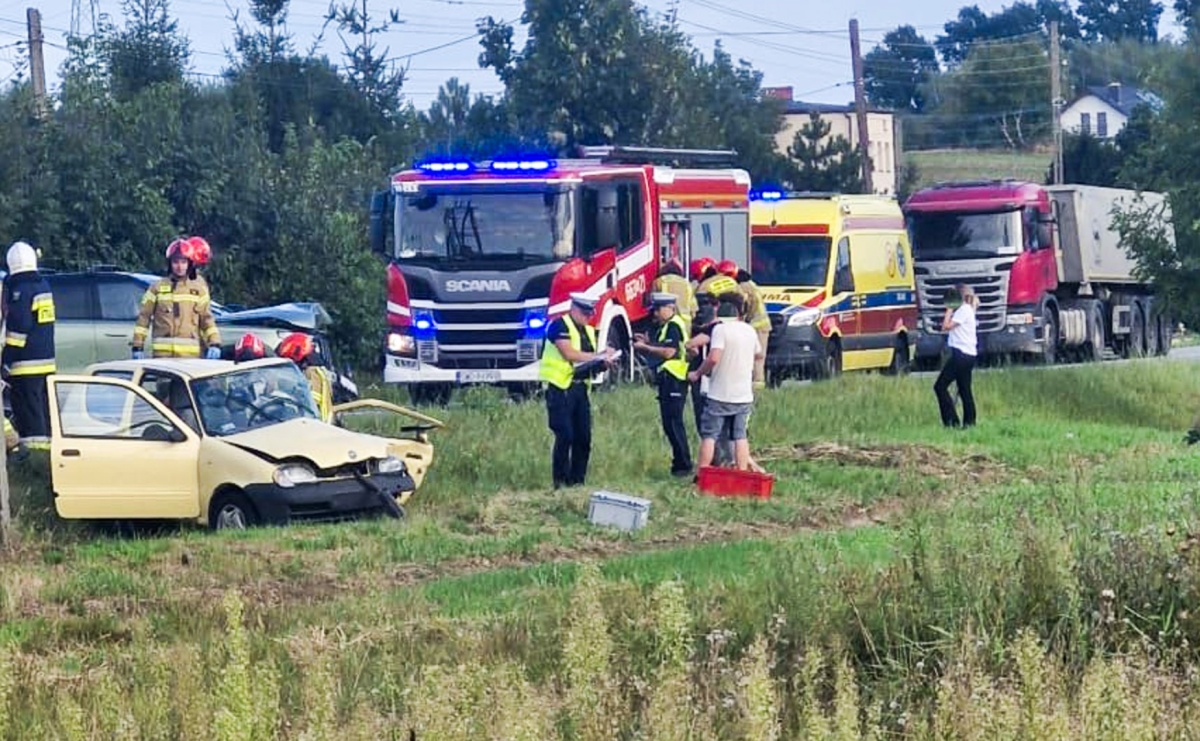 Wypadek w Rzuchowie na DW933 – zderzenie dwóch samochodów, śmigłowiec LPR w akcji - Serwis informacyjny z Raciborza - naszraciborz.pl