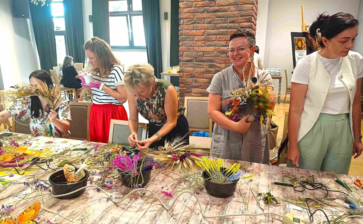 W Godowie uczyli się pleść dożynkowe wianki - Serwis informacyjny z Raciborza - naszraciborz.pl