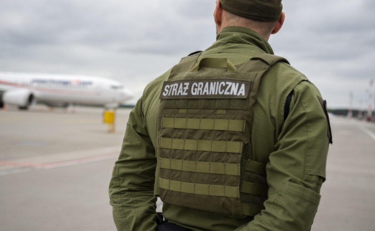 Czworo poszukiwanych zatrzymanych na lotnisku - Serwis informacyjny z Raciborza - naszraciborz.pl