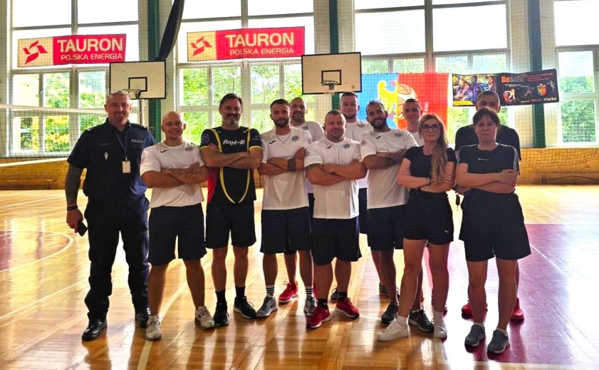 Policjanci zagrali w integracyjnym meczu - Serwis informacyjny z Raciborza - naszraciborz.pl