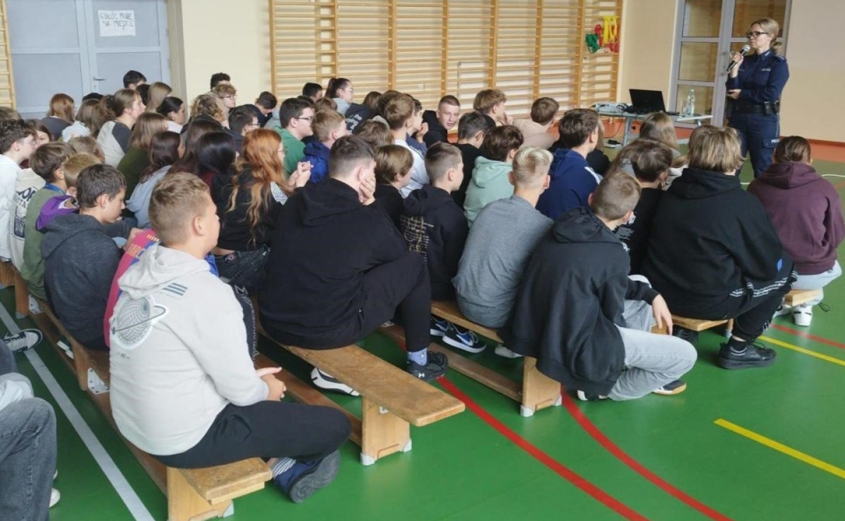 O hejcie z najstarszymi, o bezpiecznej drodze do szkoły z najmłodszymi. Policyjne pogadanki w Gołkowicach - Serwis informacyjny z Raciborza - naszraciborz.pl