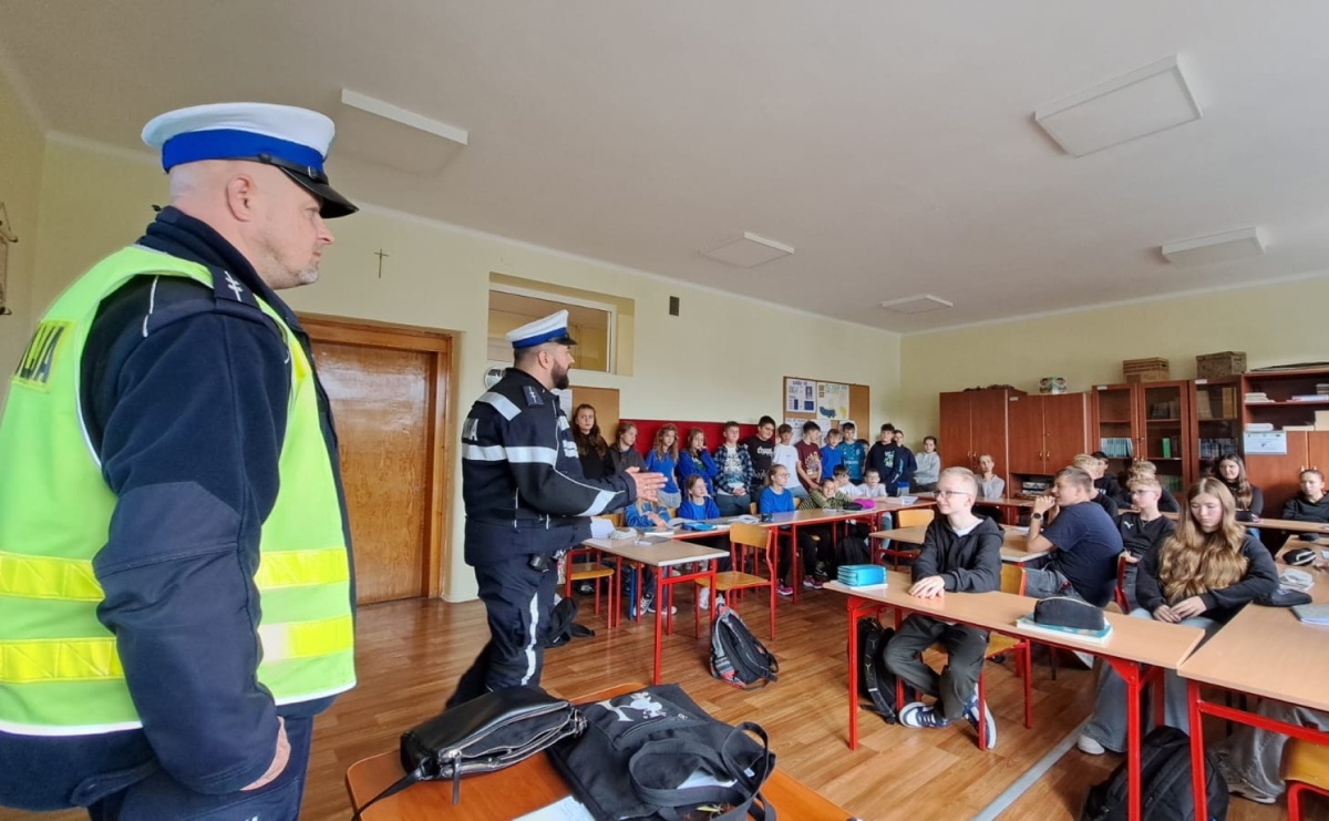 Bezpiecznie w drodze do szkoły. Spotkanie z policjantami w SP 16 - Serwis informacyjny z Raciborza - naszraciborz.pl