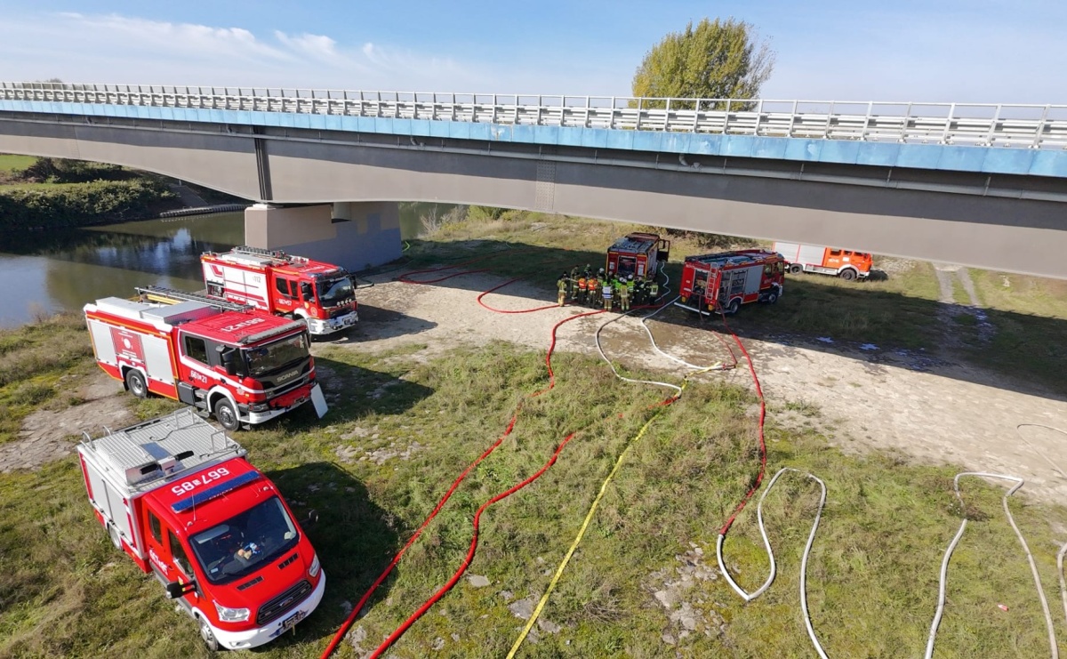 Strażackie ćwiczenia w Olzie. Współpraca i doskonalenie umiejętności - Serwis informacyjny z Raciborza - naszraciborz.pl
