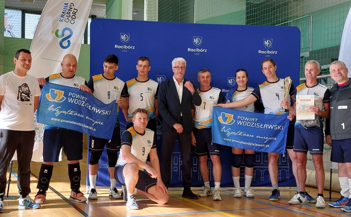 Powiat Wodzisławski z drugim miejscem w Turnieju Siatkówki Samorządowców - Serwis informacyjny z Raciborza - naszraciborz.pl