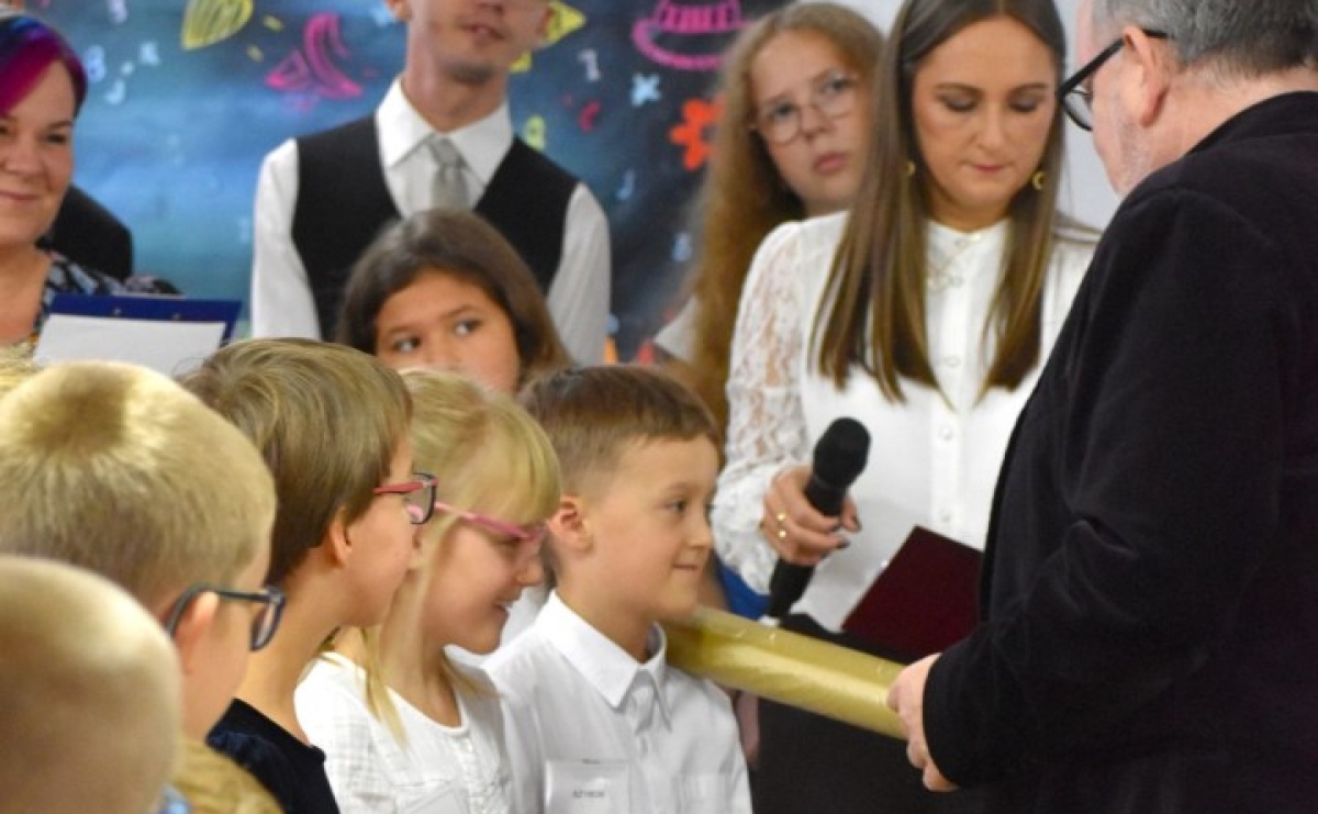 W jesiennych barwach rozpoczęli szkolną przygodę - Serwis informacyjny z Raciborza - naszraciborz.pl