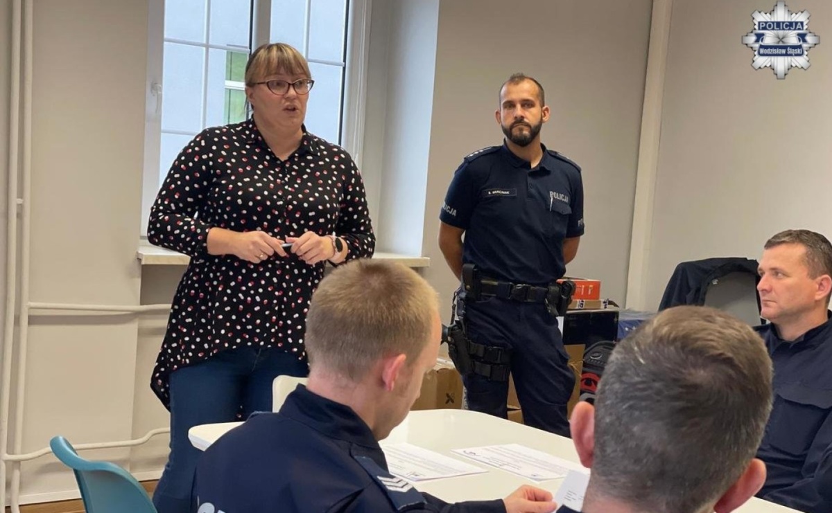 Wodzisławscy dzielnicowi szkolili się w Specjalistycznym Ośrodku Wsparcia dla Osób Doznających Przemocy Domowej - Serwis informacyjny z Raciborza - naszraciborz.pl