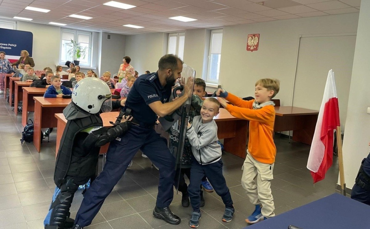 Uczniowie z jastrzębskiej szkoły z wizytą w wodzisławskiej jednostce policji - Serwis informacyjny z Raciborza - naszraciborz.pl